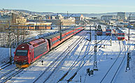 Bild: NSB El18 2258 med persontåg i Drammen 2007