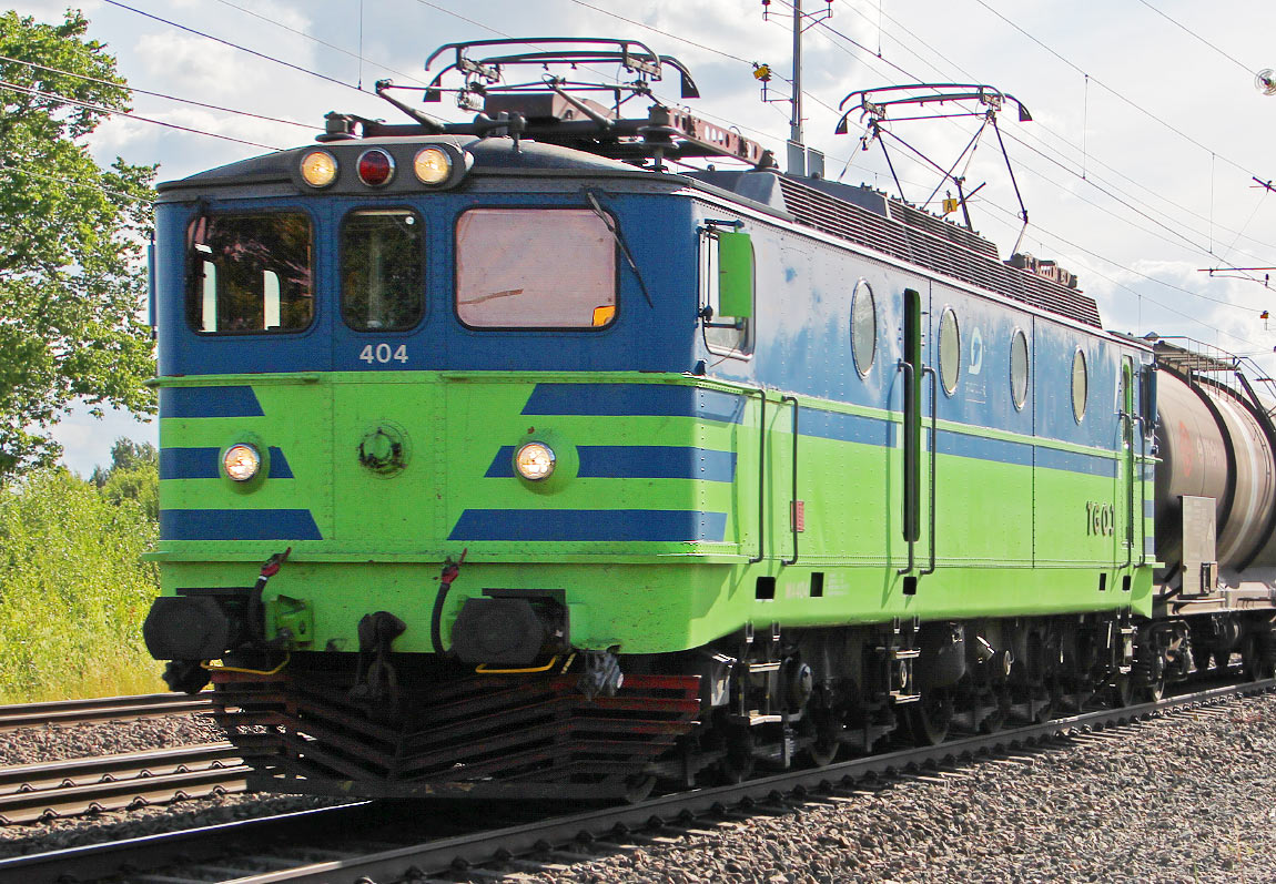 Bild: TGOJ Ma 404 (äldre variant av grön/blå färgsättning) i Mantorp 2010