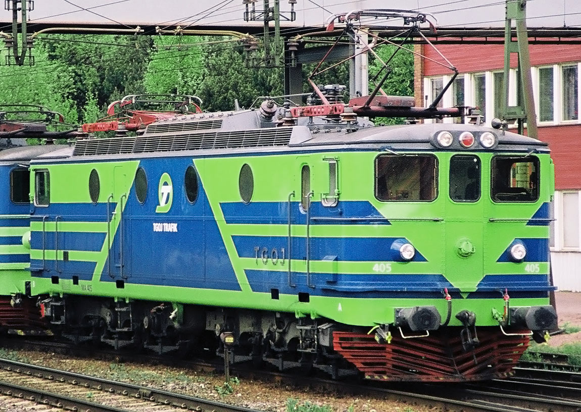 Bild: TGOJ Ma 405 (nyare variant av grön/blå färgsättning) i Borlänge 2003