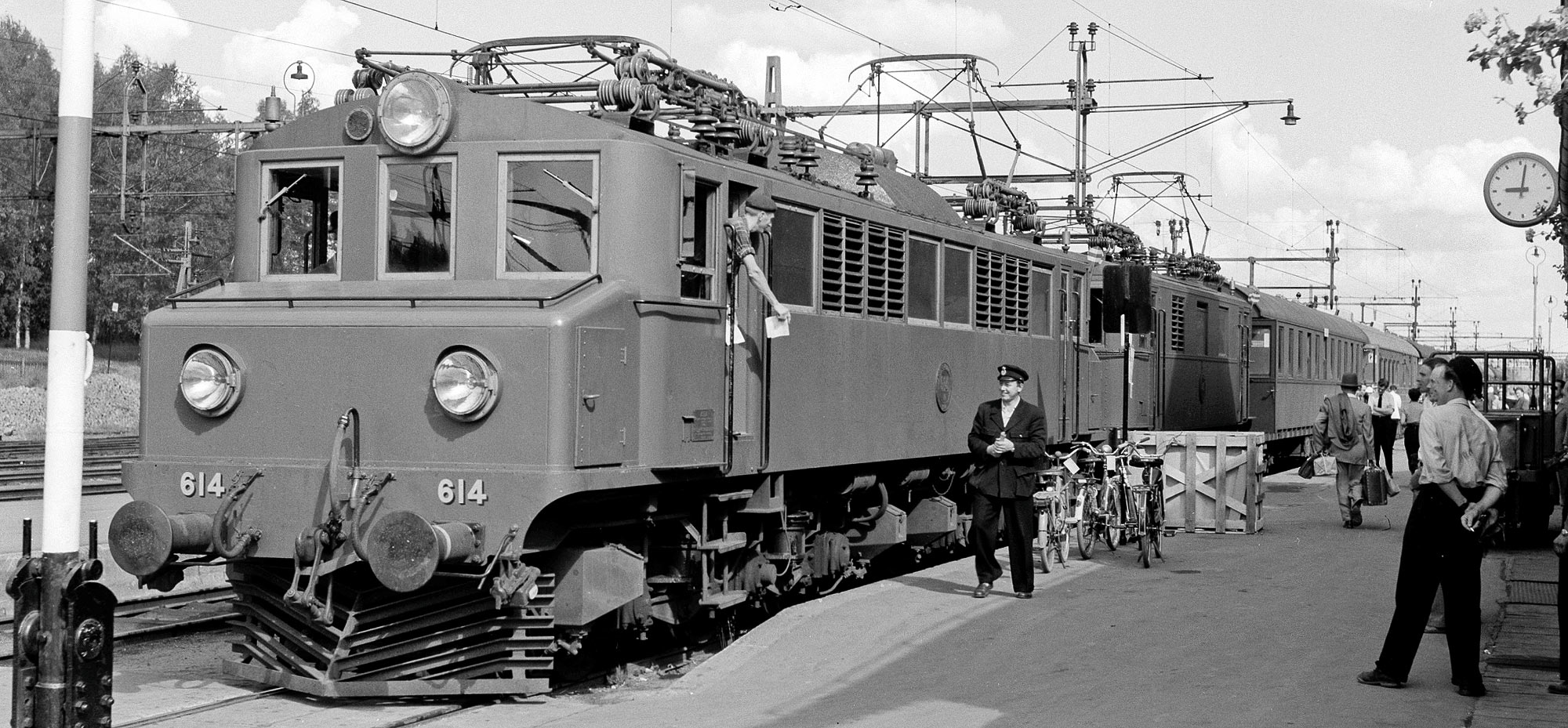 Mg 614 med persontåg 1954