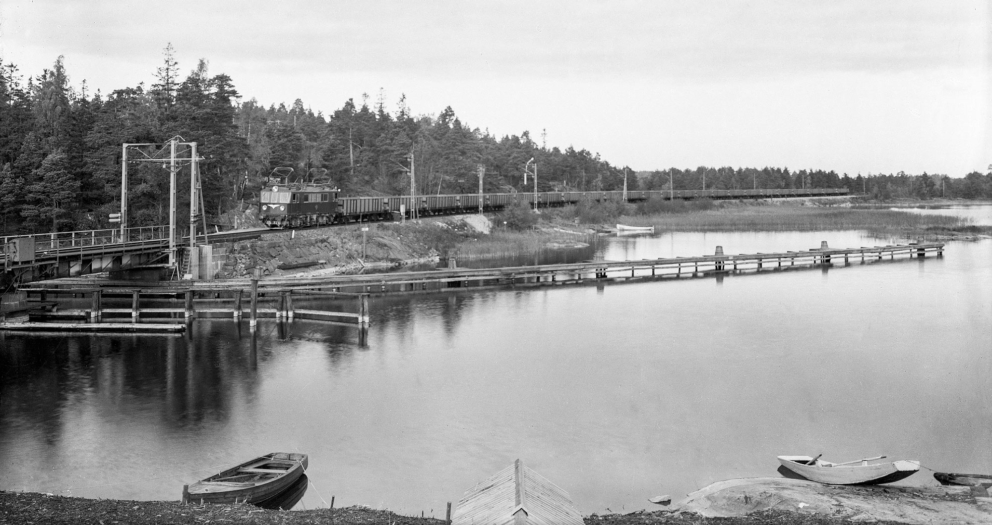 Bild: BJ O 210 med godståg i Köpmannebro 1939