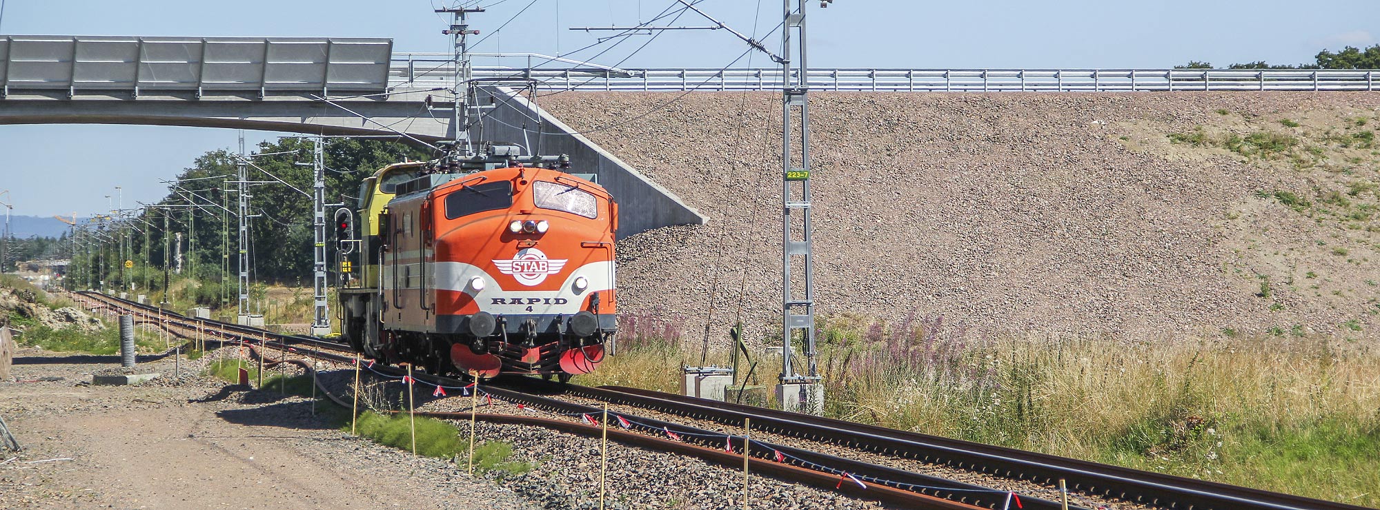 Svensk Tågkraft Ra 988+T43 239 mellan Kattarp och Vegeholm på Västkustbanan 2022