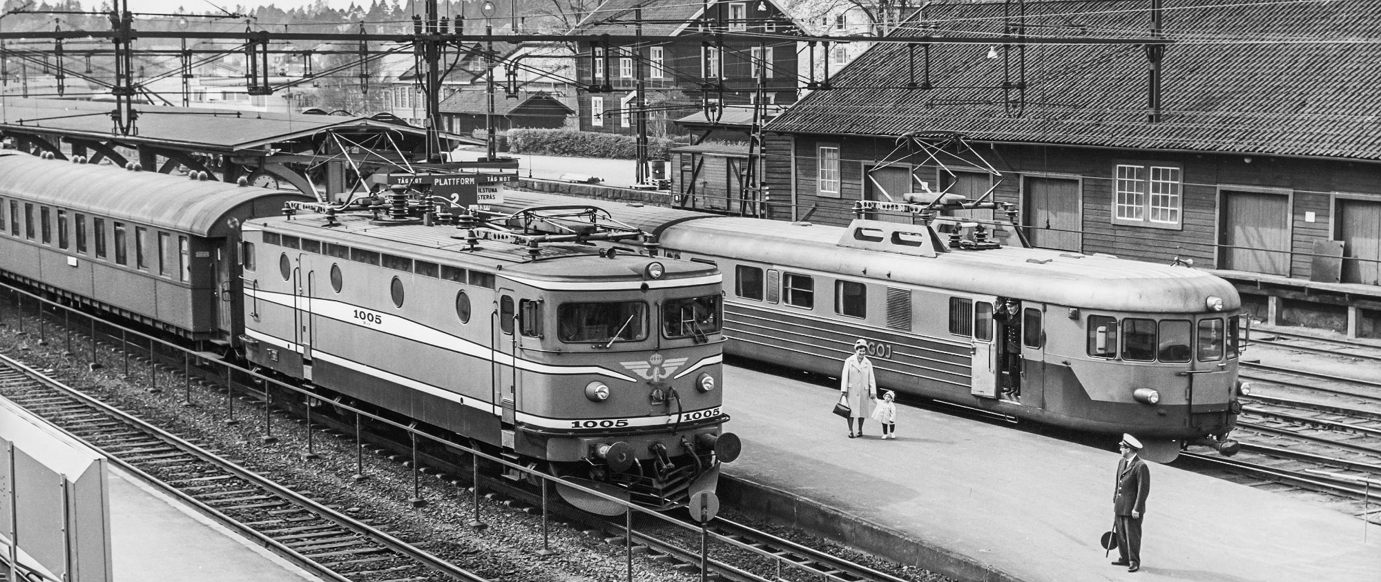 Rb3 1005 med persontåg i Flen 1964. Till höger en TGOJ Yoa202-motorvagn.