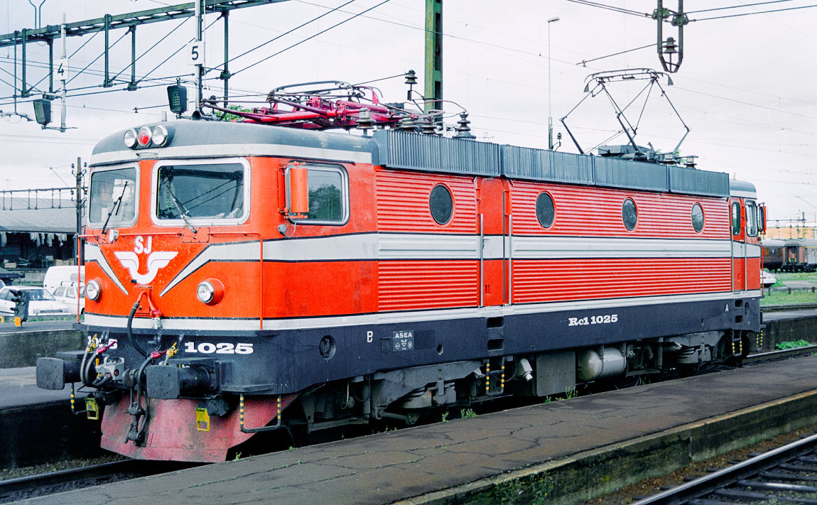 Bild: SJ Rc1 1025 i äldre orange färgsättning i Malmö 1992