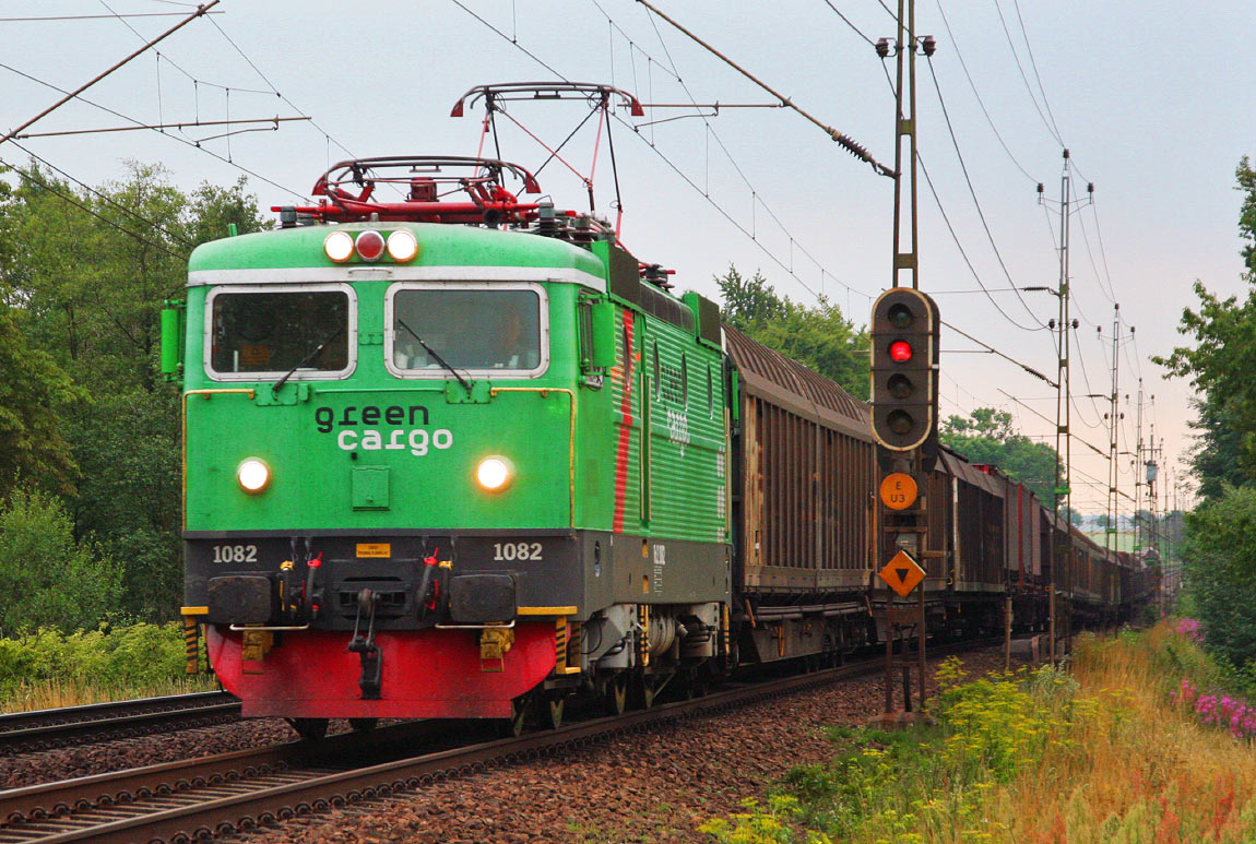 Bild: Green Cargo Rc2 1082 med godståg utanför Eslöv 2008