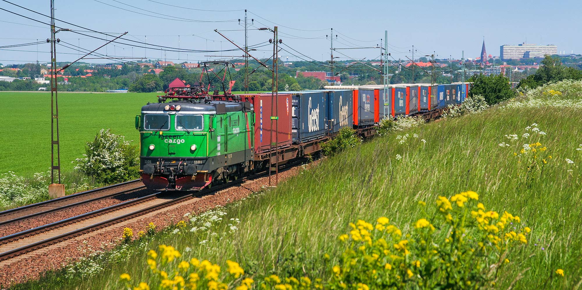 Bild: Green Cargo Rc2 1101 med godståg utanför Hjärup söder om Lund på Södra stambanan 2006