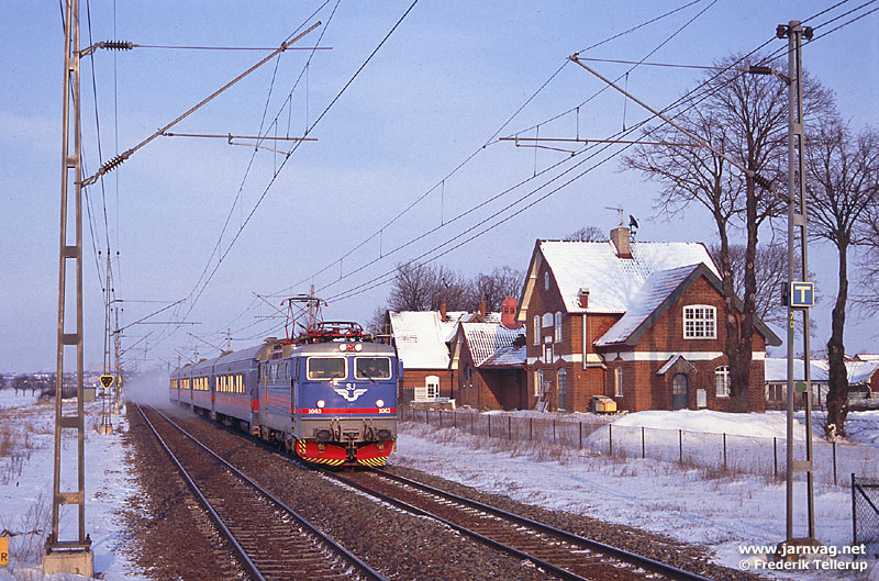 Bild: SJ Rc3 1063 med persontåg Göteborg-Malmö i Hjärup 1996