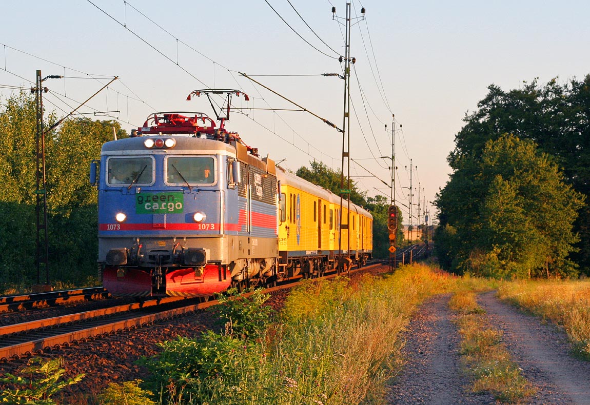 Bild: Green Cargo Rc3 1073 med posttåg Malmö-Stockholm utanför Eslöv 2008