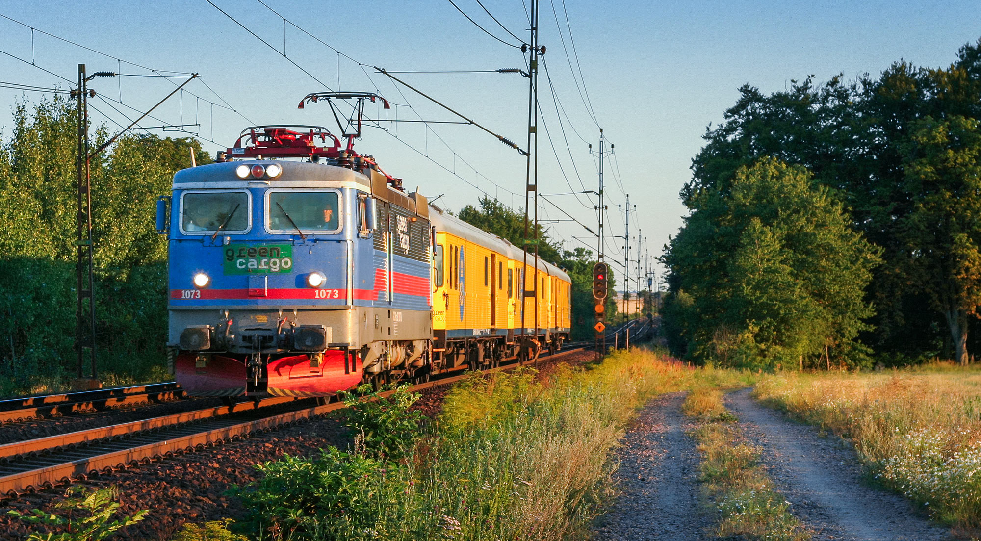 Bild: Green Cargo Rc3 1073 med posttåg söder om Eslöv på Södra stambanan 2008