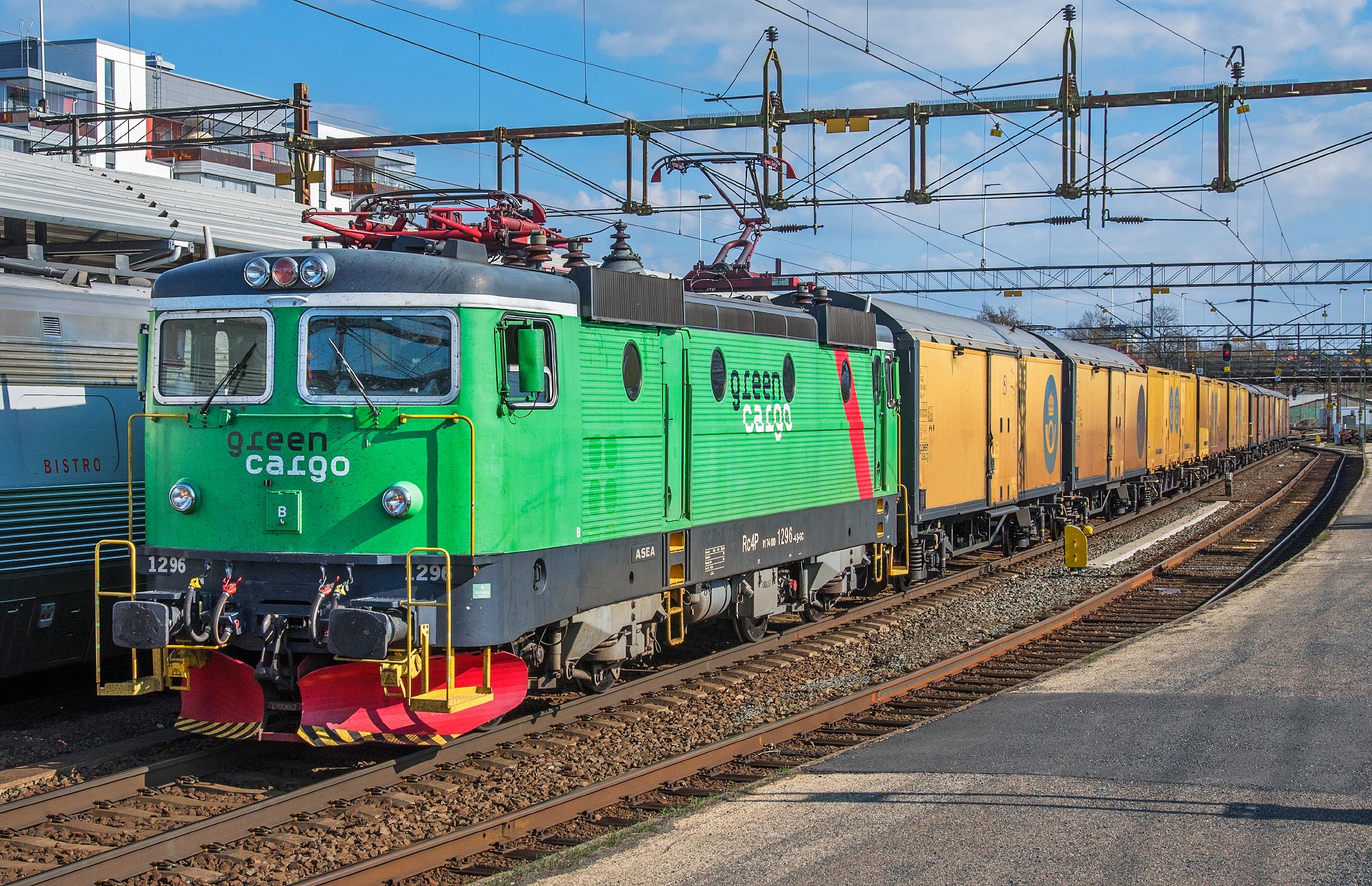 Bild: Green Cargo Rc4P 1296 med posttåg mot Stockholm i Nässjö 2025