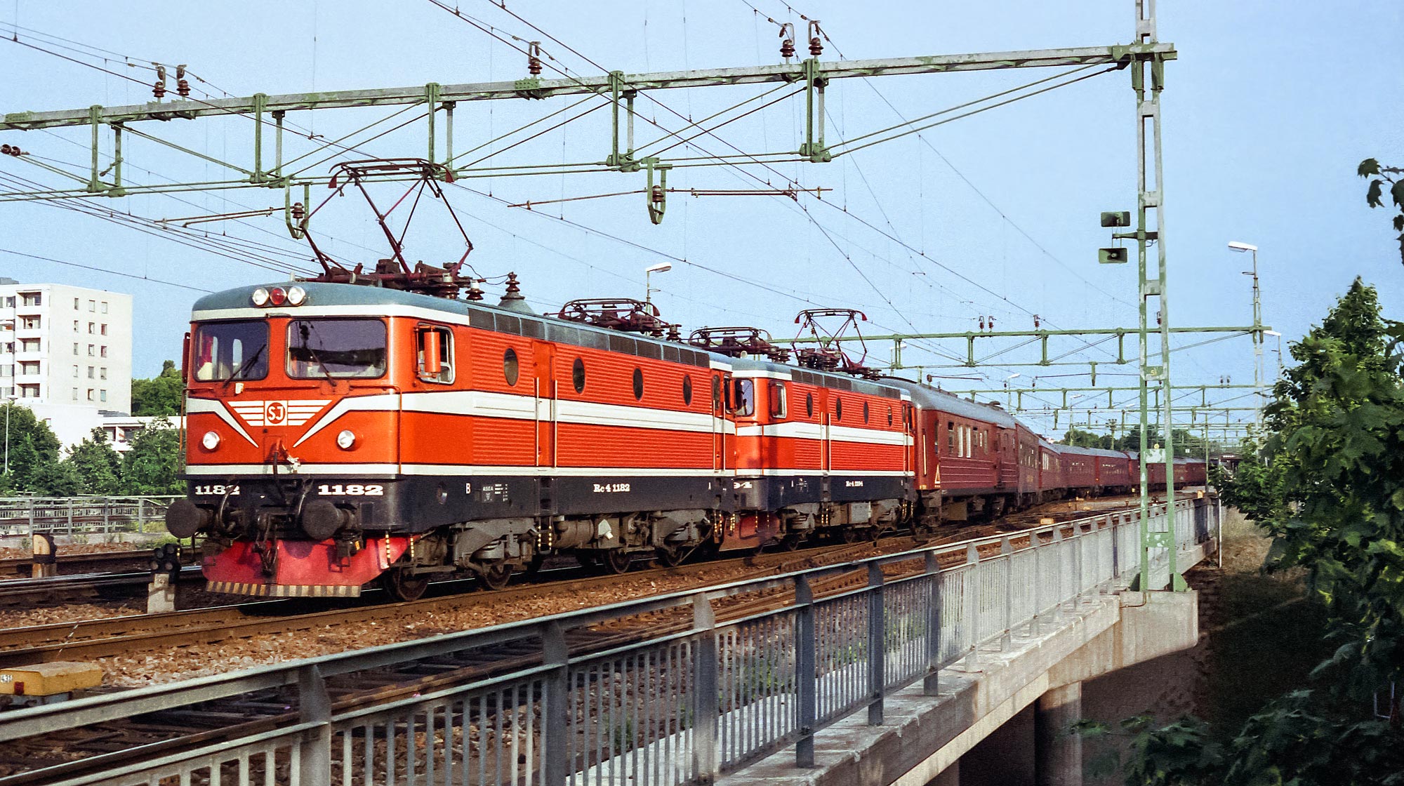 Bild: SJ Rc4 1182+1194 med persontåg i Gävle 1988