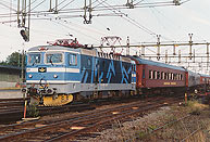 Bild: Rc5 1377 med persontåg i Uppsala 1989