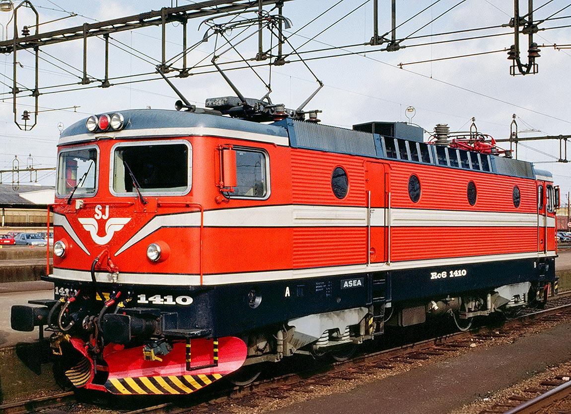 Bild: SJ Rc6 1410 i ursprunglig orange färgsättning i Malmö 1993