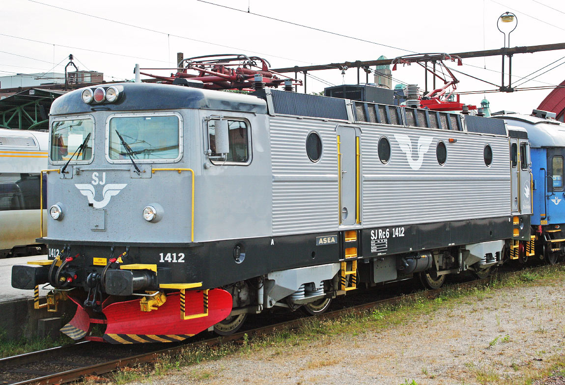 Bild: SJ Rc6 1412 i grå färgsättning i Malmö 2006