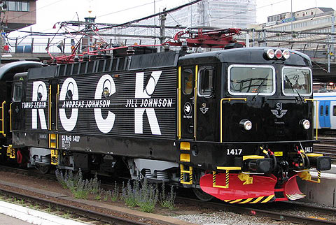 Bild: SJ Rc6 1417 i svart färgsättning för Rocktåget i Stockholm 2006