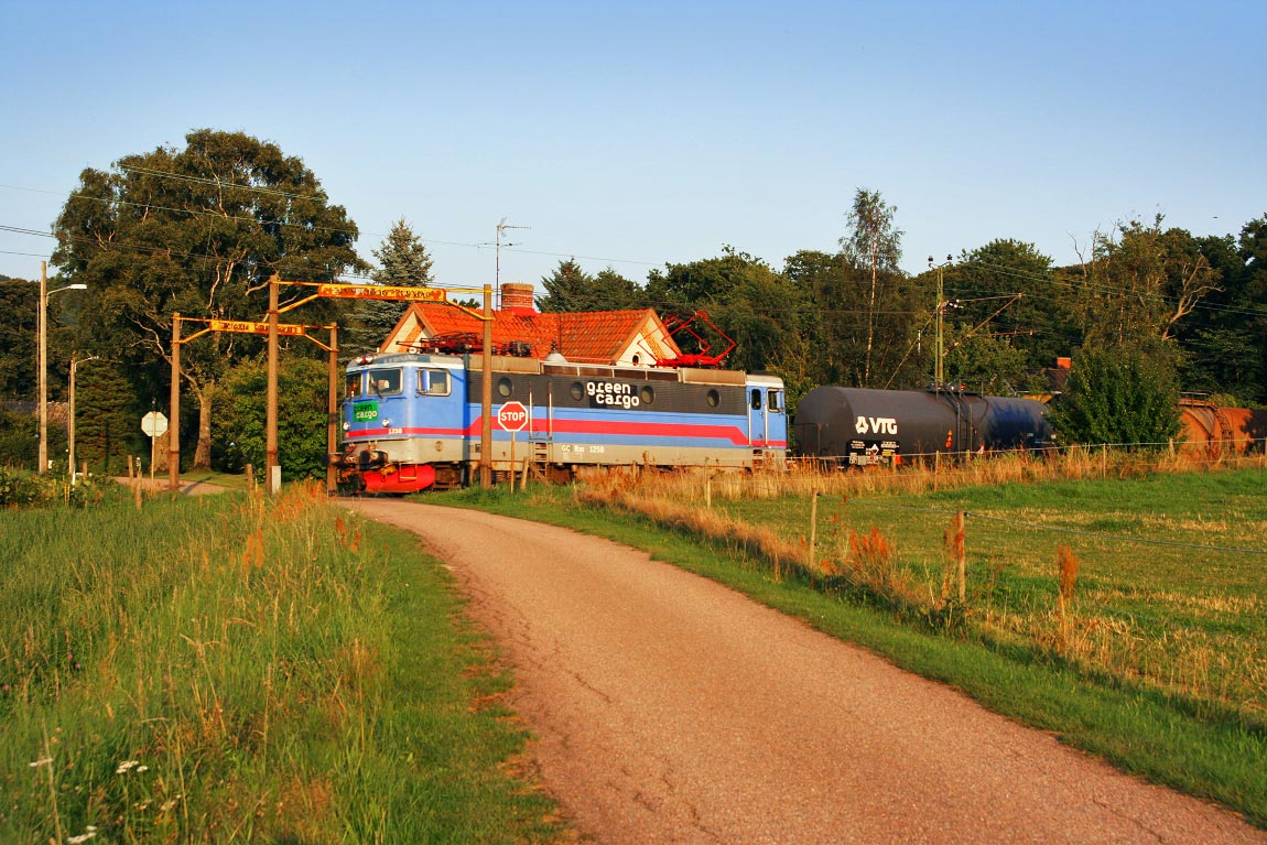 Bild: Rm 1258 med ett godståg i Förslöv på Västkustbanan 2005