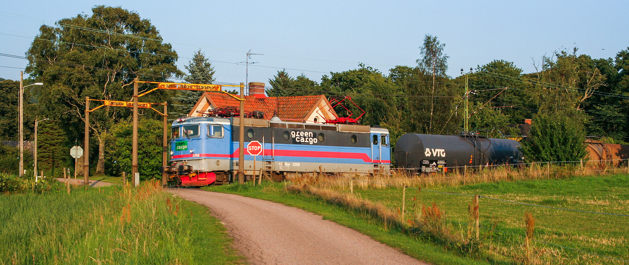 Bild: Rm 1258 med ett godståg i Förslöv på Västkustbanan 2005