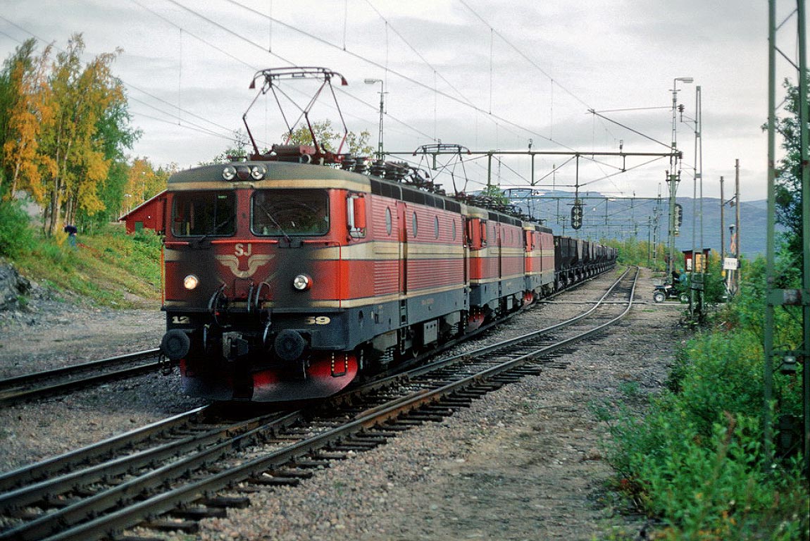 Bild: Tre Rm-lok med malmtåg i Björkliden 1995