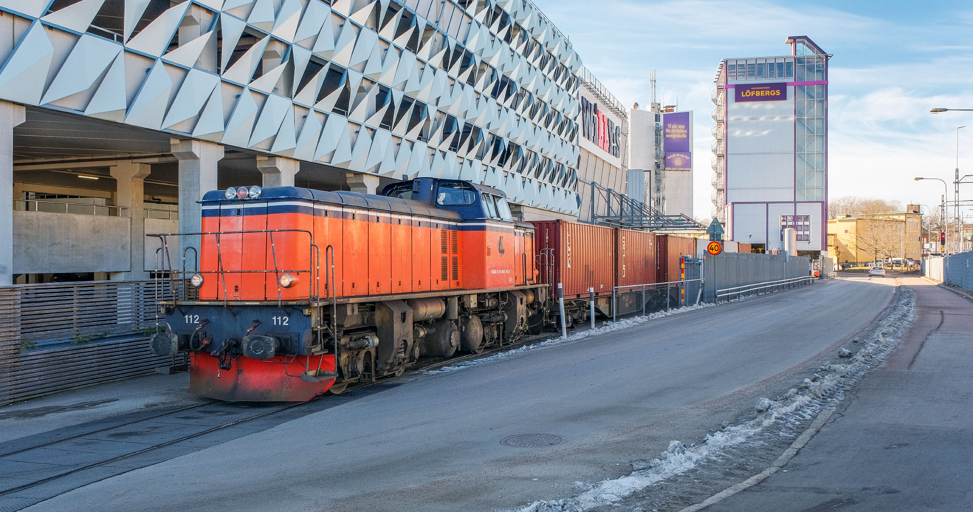 Bild: Tågab T43 112 växlar hos kaffeproducenten Löfbergs i Karlstad i mars 2023