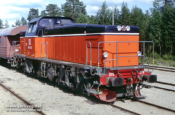 Bild: T44 375 i ursprunglig orange färg i Sorsele 1990