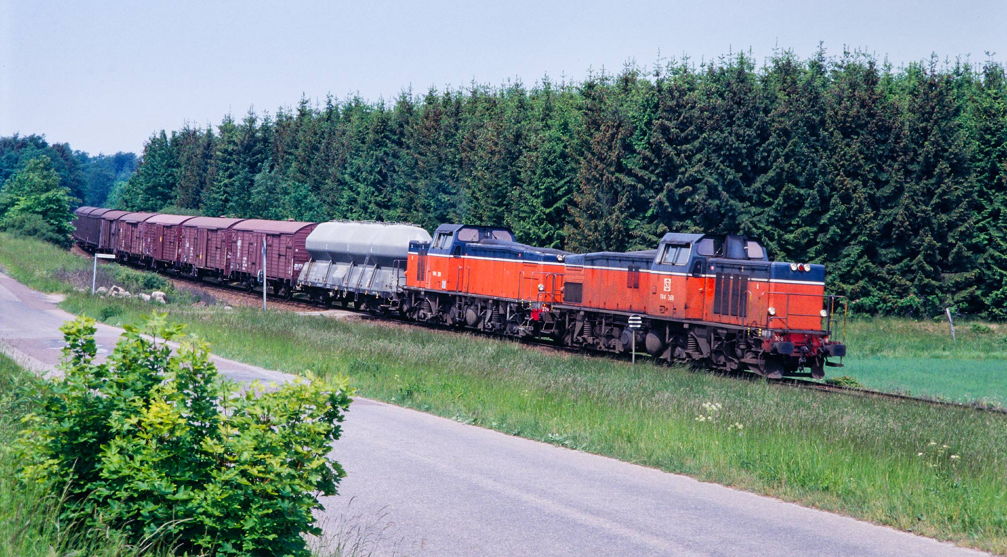 Bild: SJ T44 368+359 med godståg Malmö-Ystad öster om Börringe på Ystadbanan 1993