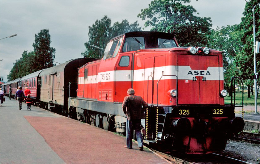 Bild: T45 325 med persontåg i Mora 1975