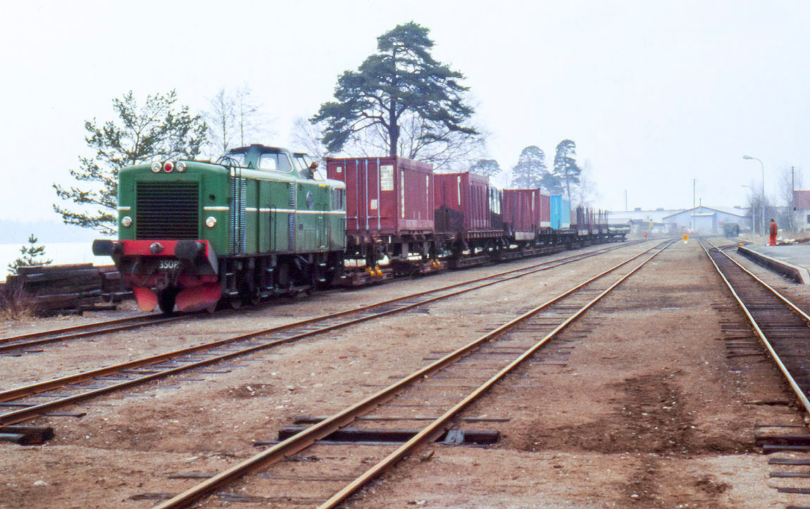 Bild: Tp 3508 med godståg i Braås 1984