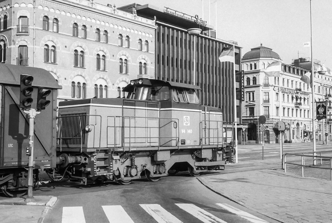 Bild: SJ V4 140 med godsvagnar i Helsingborg 1985