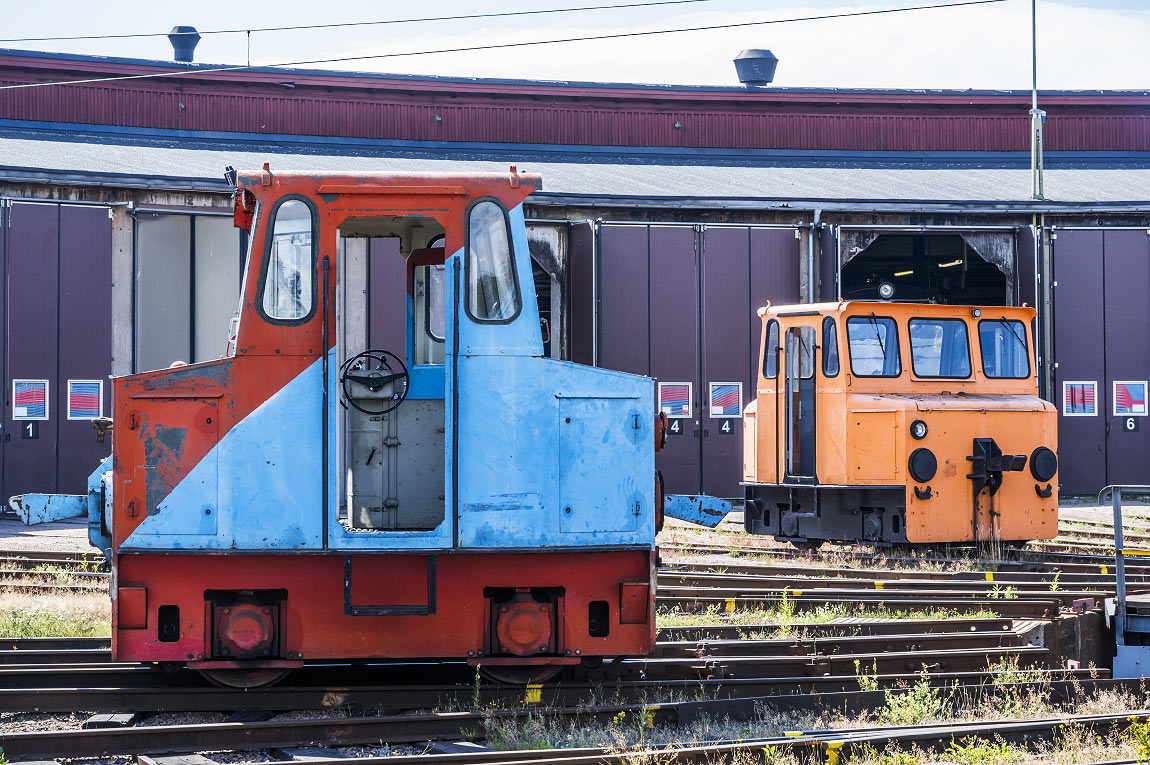 Bild: Tågab Zö 212 och en annen Zö i bakgrunden i Kristinehamn 2018