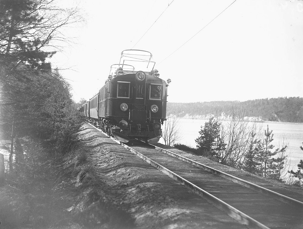 Bild: GBJ ellok 2 med persontåg vid Landvettersjön 1936