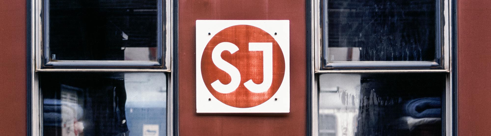 SJ-logo på sovvagn