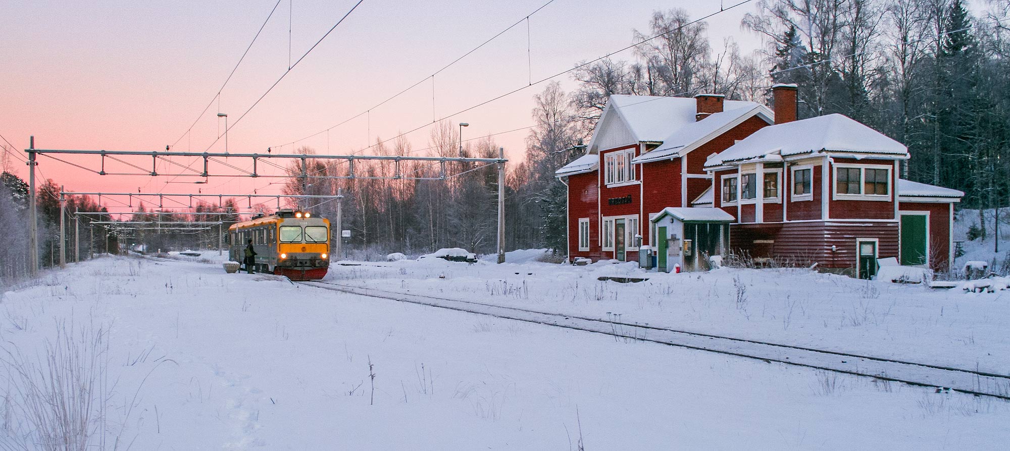 Bild: Genvägen i Bergslagen, bestående av en Y1-motorvagn, gör uppehåll i Bredsjö 12 januari 2010