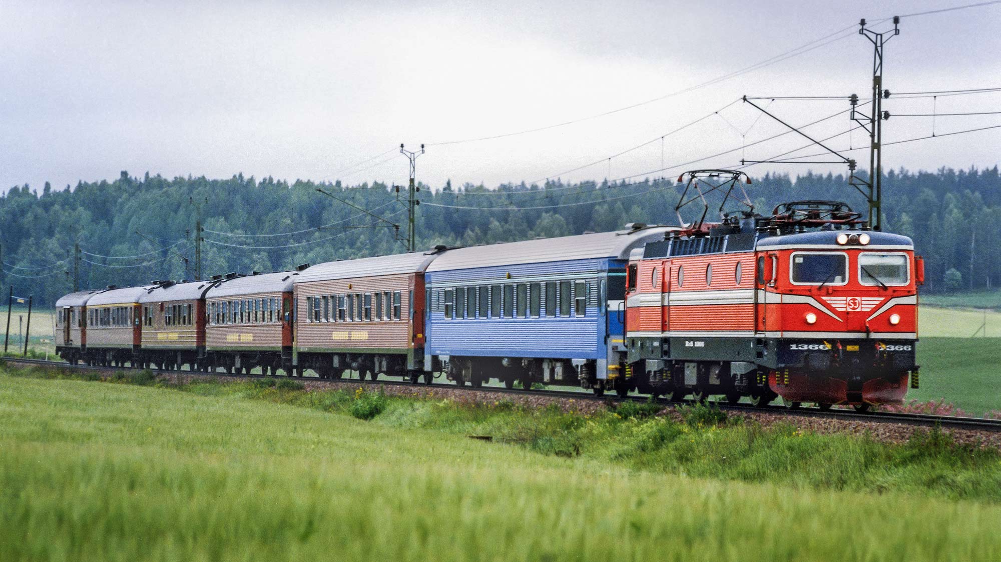 Bild: Rc5 1366 med tåg vid Storvik 1990