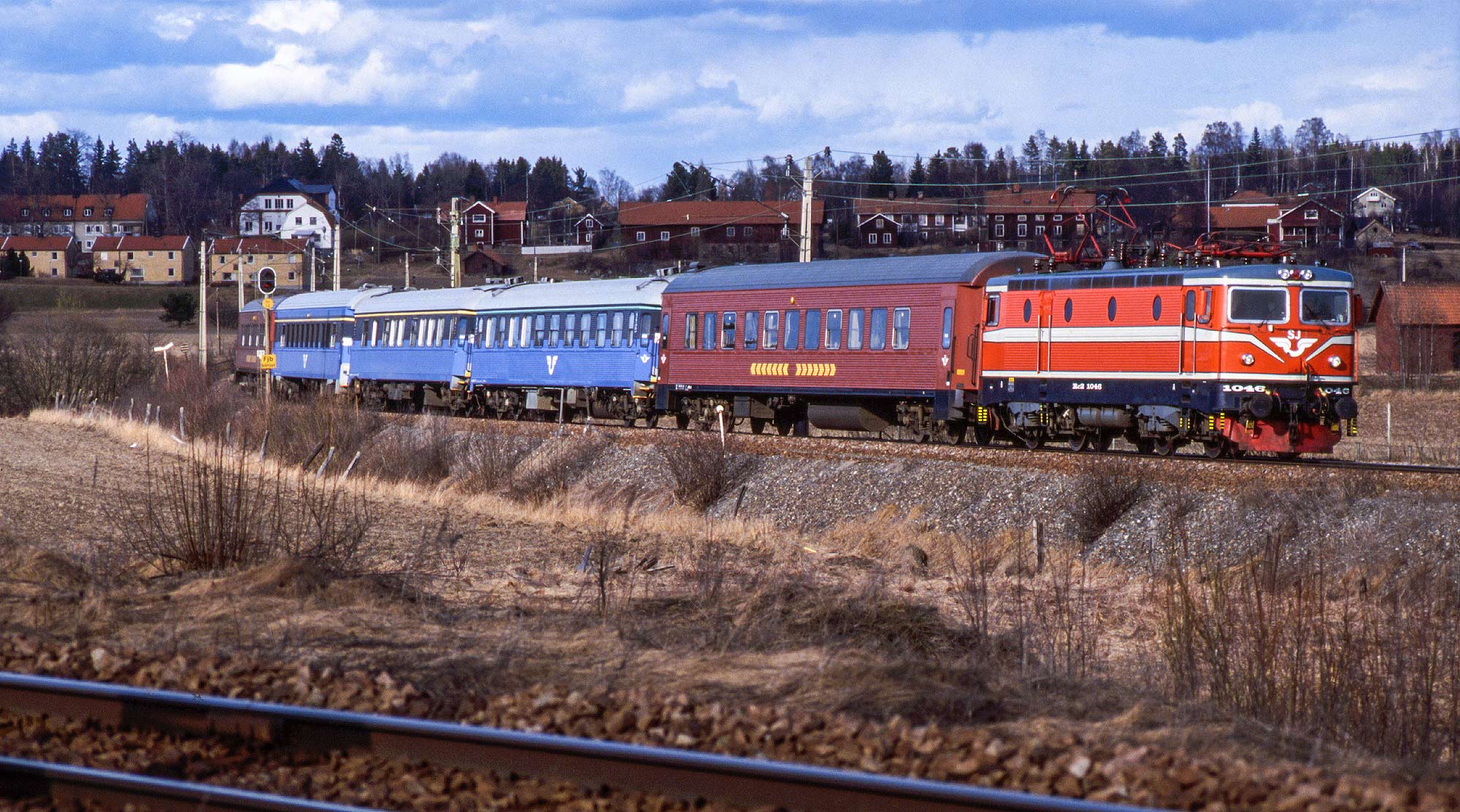 Bild: Rc2 1046 med tåg vid Storvik 1993