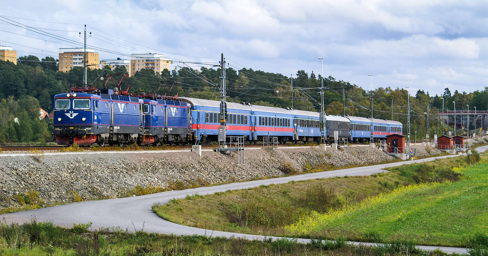 Rc6 1420 och 1418 med InterCity-tåg