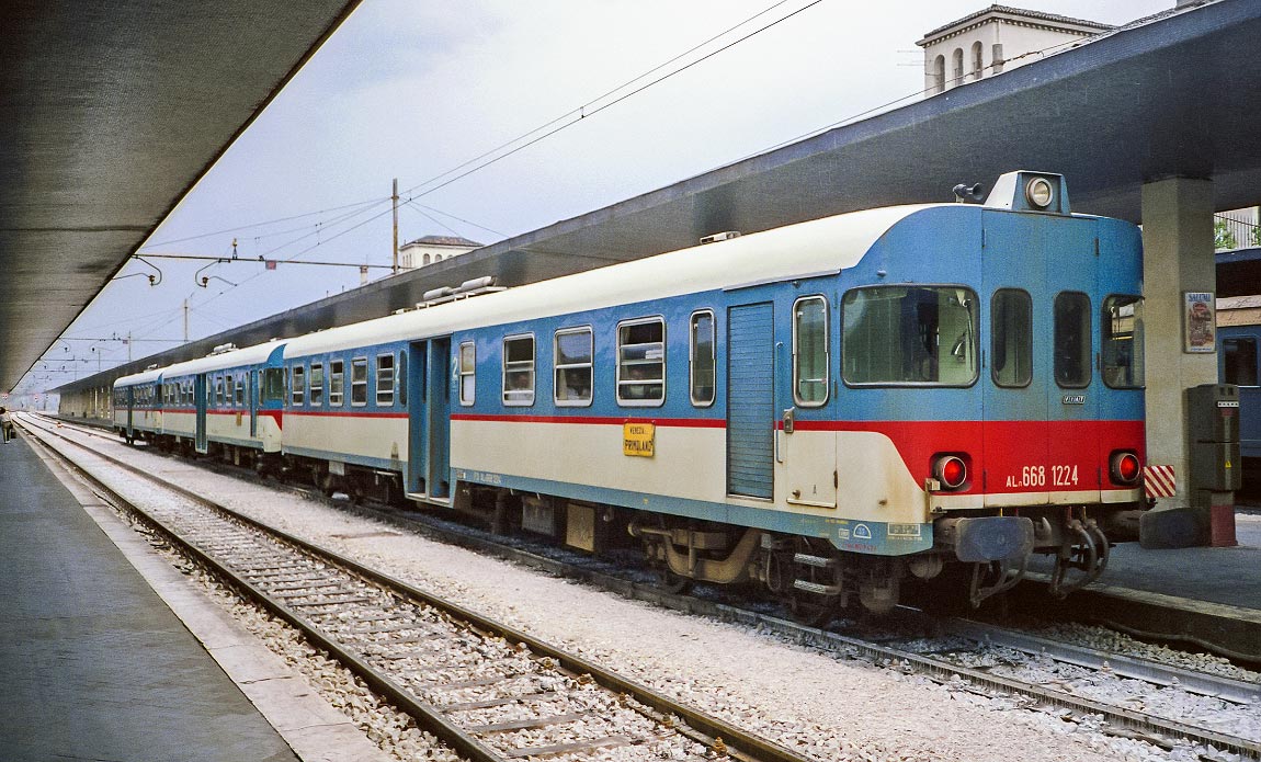 Bild: Förebilden till Y1 - motorvagnar av typen ALn 668 i Venezia Santa Lucia 1989