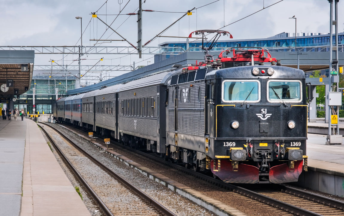 Bild: SJ:s Uppsalapendel med tre B10-vagnar i slutet av tåget