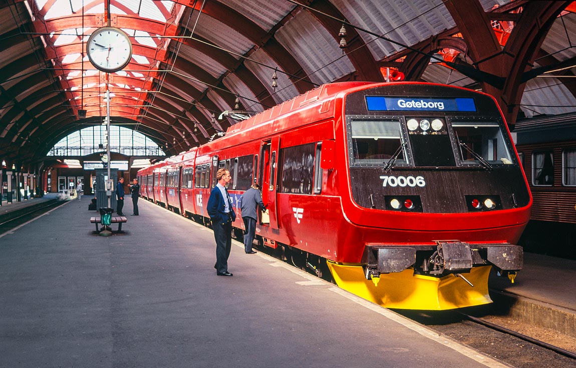 Bild: NSB BM70 006 (i ursprunglig färgsättning) som tåg 386 till Göteborg i Malmö 14 juni 1993