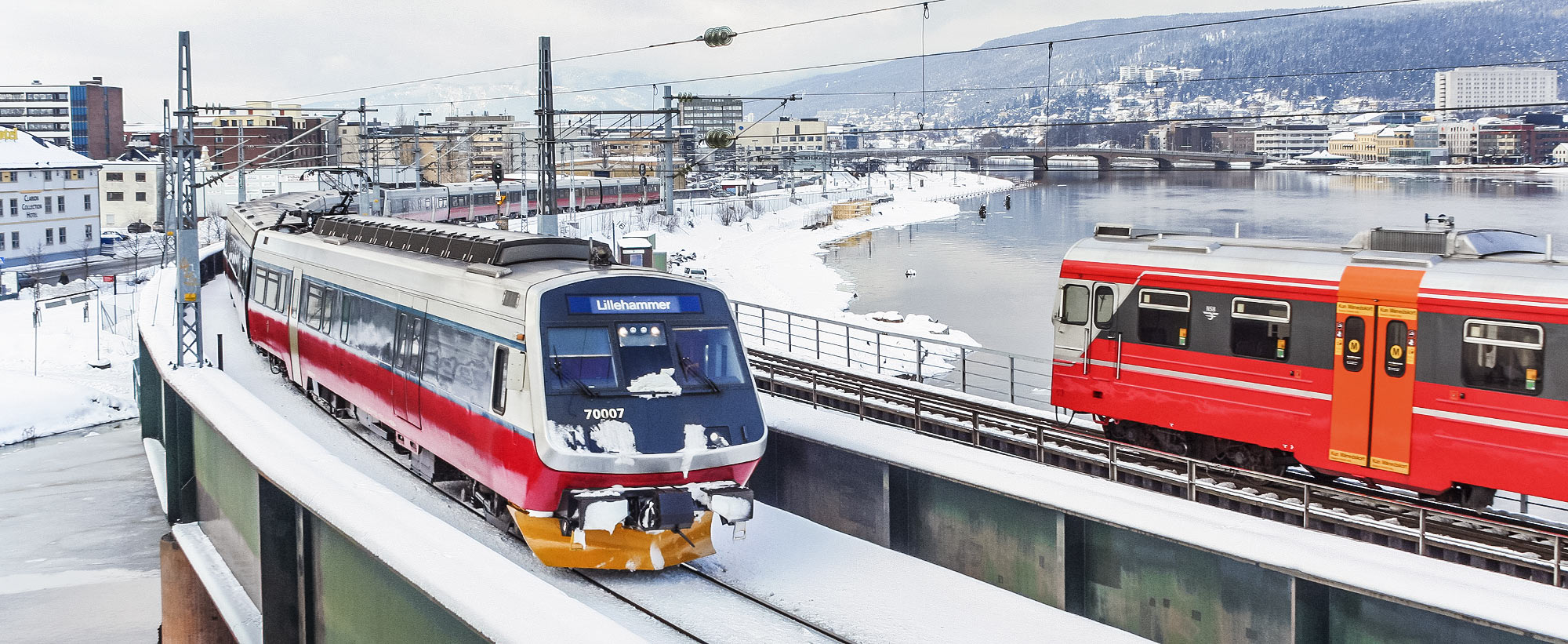 Två multipelkopplade BM70-motorvagnar möter en BM69-motorvagn i Drammen 2007