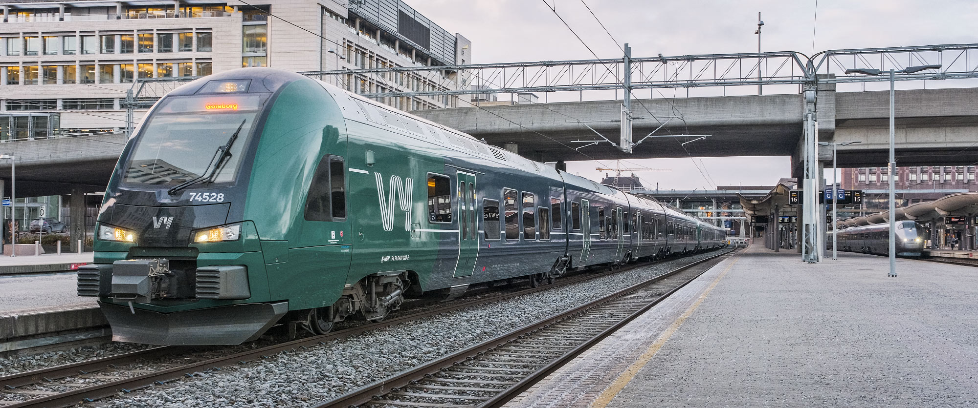 Tåg mot Göteborg bestående av två multipelkopplade BM74-motorvagnar på Oslo S 2022