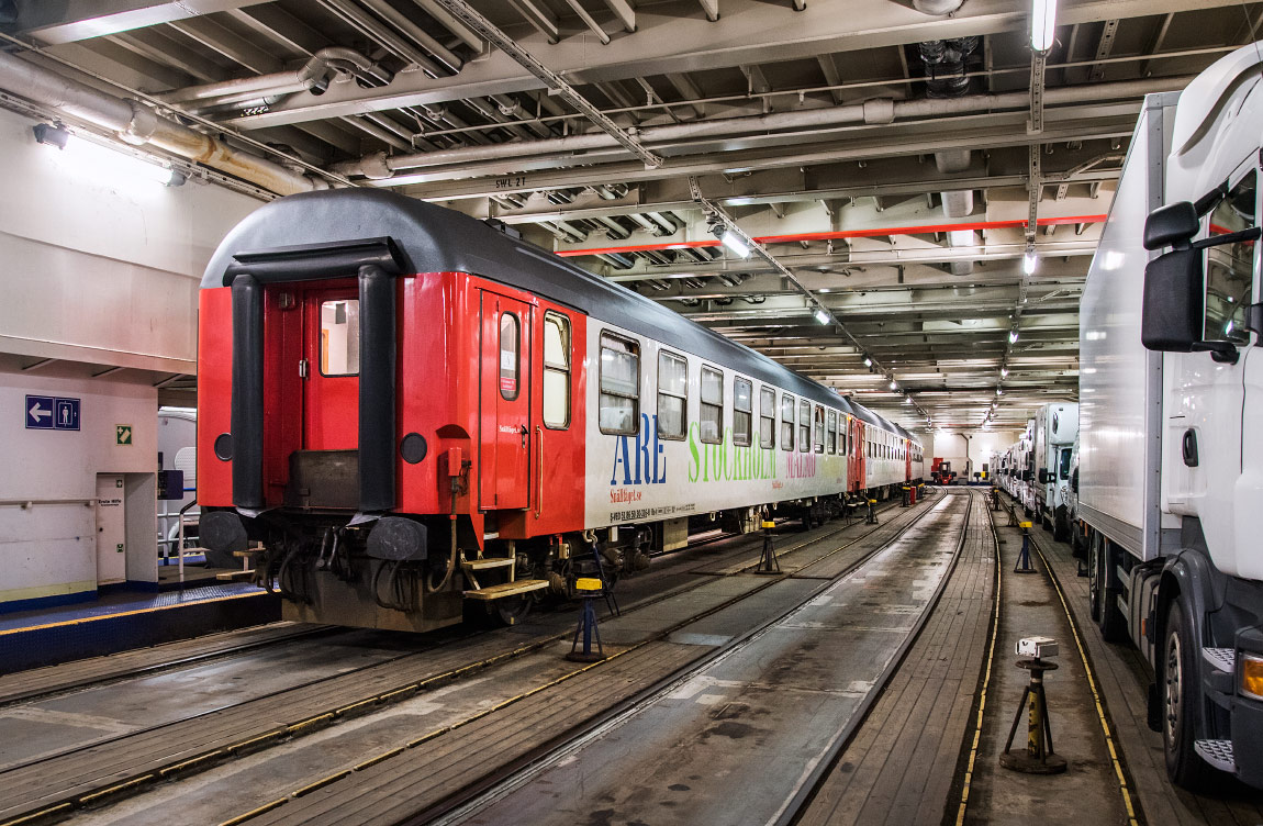 Bild: De enda personvagnarna i färjetrafik till Sverige i dag. Bc-t-vagnar ombord på FS Sassnitz 2016.
