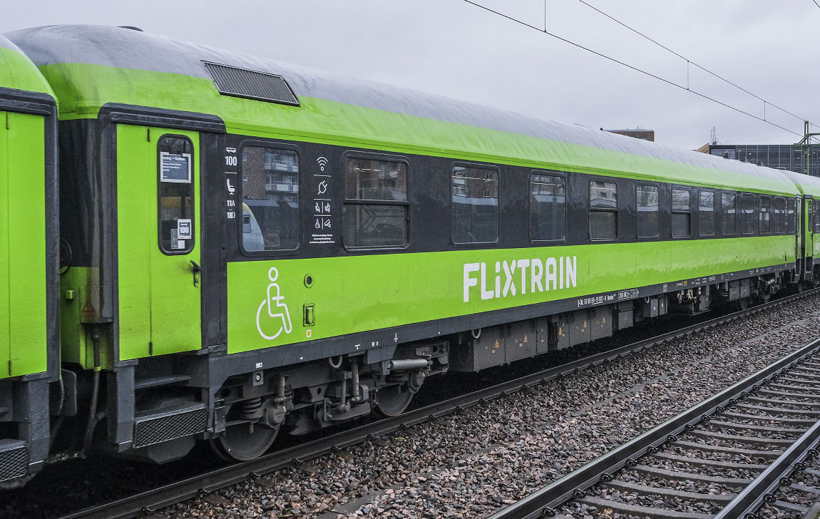 Bild: FlixTrain Bmmbz 61 80 88 91 007-9 i Skövde 2021