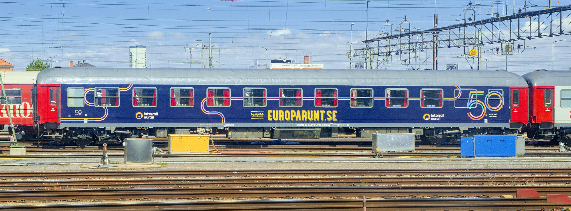 Bvcmz 61745091023-8 med reklam för Interrail i Malmö 2022 Bvcmz 61745091023-8 med reklam för Interrail i Malmö 2022