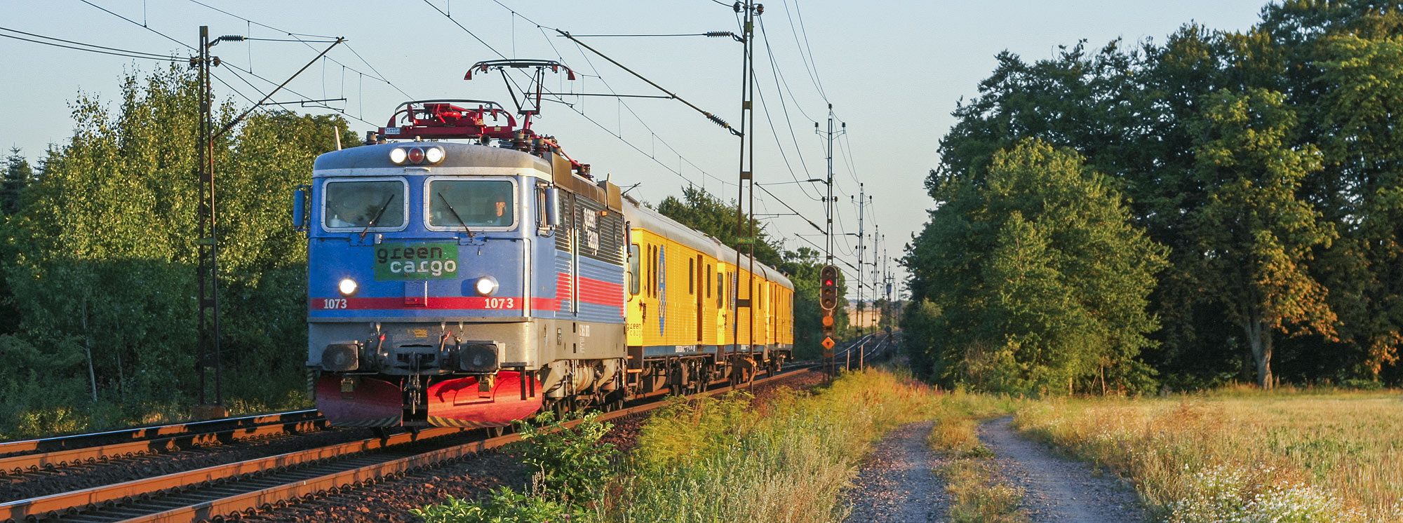 Bild: Green Cargo Rc3 1073 med posttåg söder om Eslöv på Södra stambanan 2008