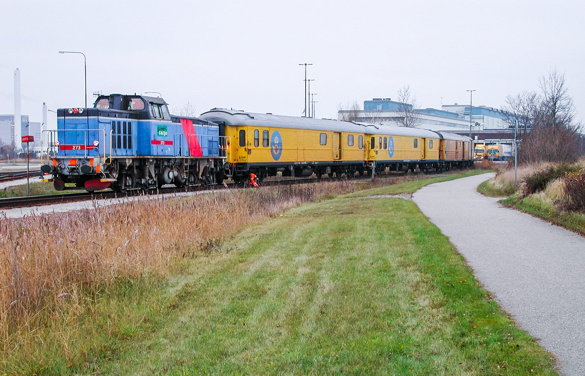 Bild: Ett T44-lok med Db- och Dbk-vagnar vid postens terminal i Malmö 2003