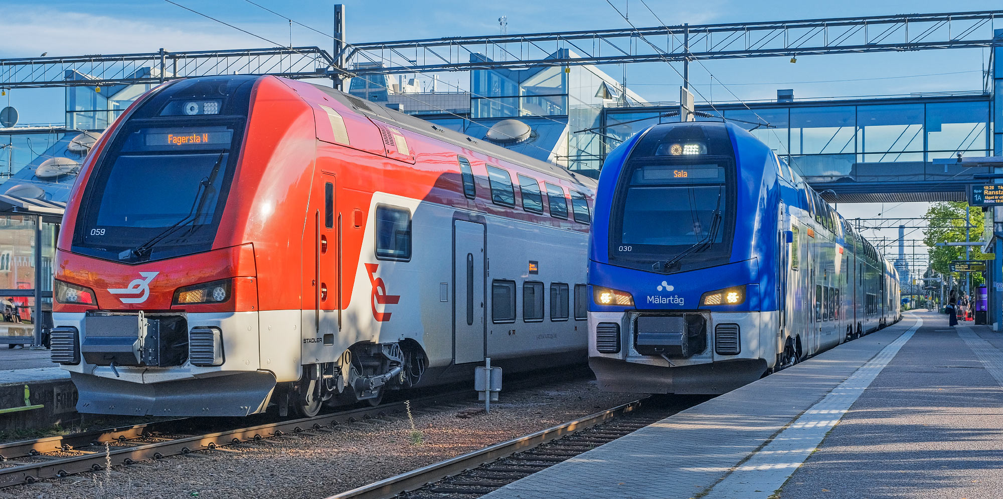 Tåg i Bergslagen ER1 059 och Mälartåg ER1 030 i Västerås 2024