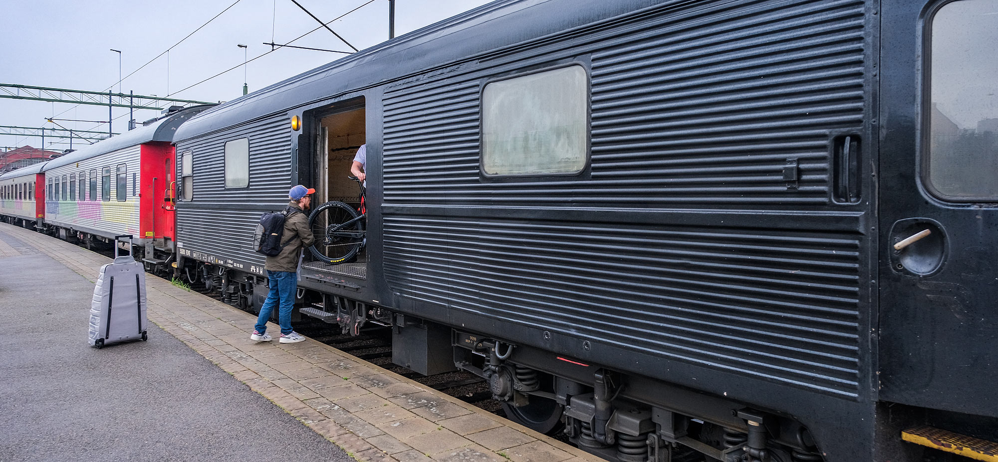 Lastning av Snälltåget F24E 55201 i Malmö 2023