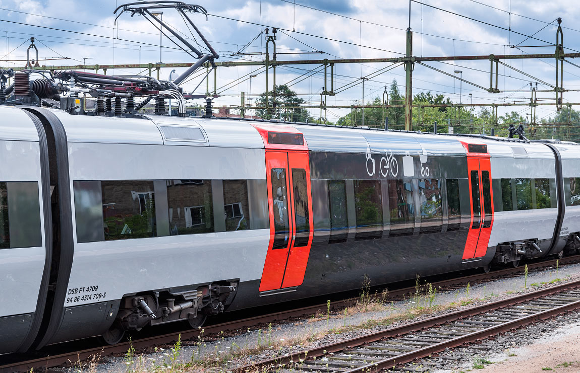 Bild: Mellanvagn FT 4709 (DSB ET 4309) i Hässleholm 2018