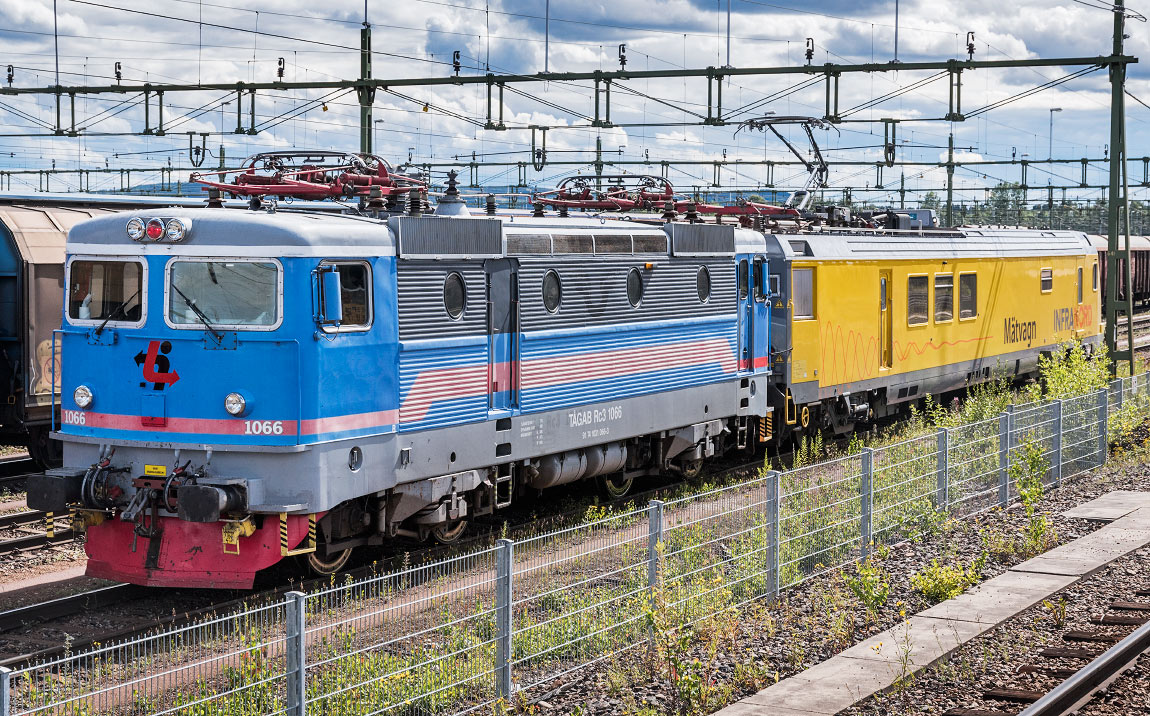 Bild: Tågab Rc3 1066 med Infranords mätvagn IMV200 i Borlänge 2016
