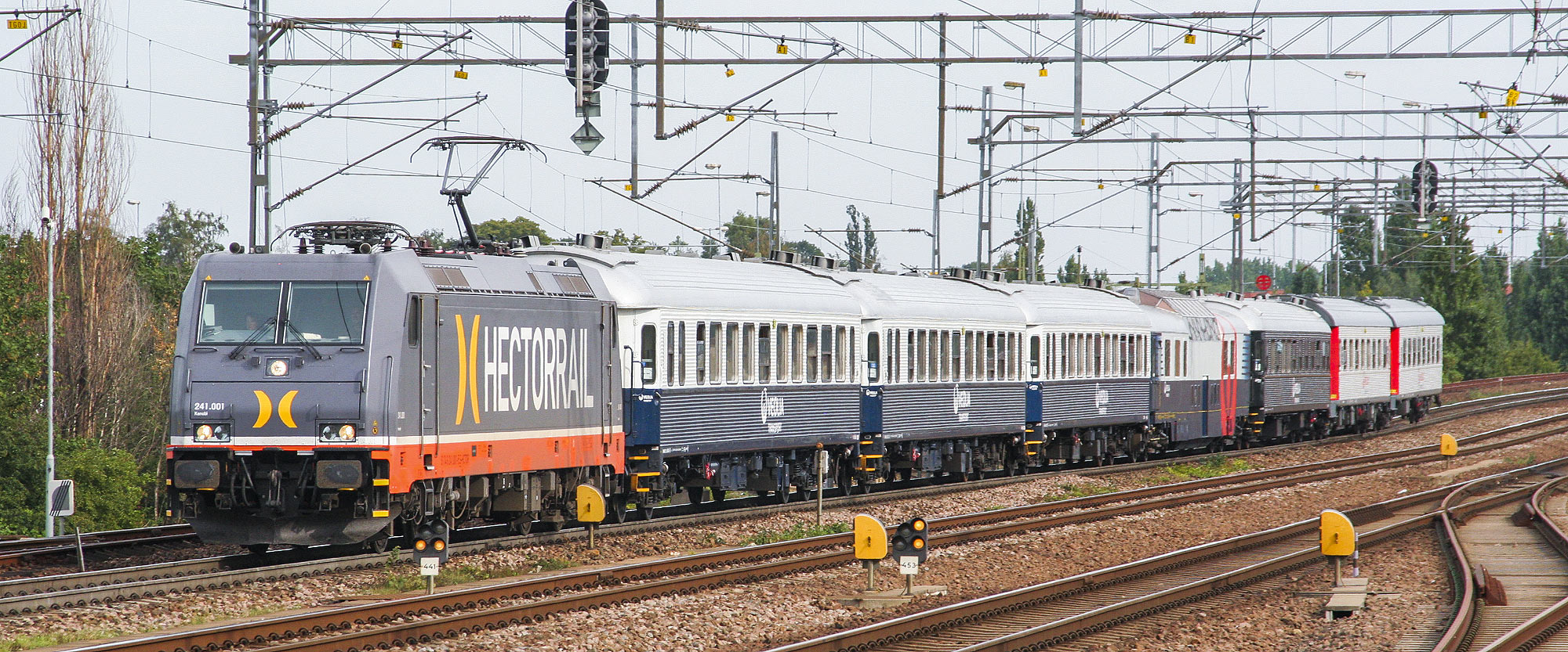 Veolia persontåg mot Stockholm bestående av 241-lok+B1+B1+B1+P1+B5+BC2+BC2 i Malmö 2009